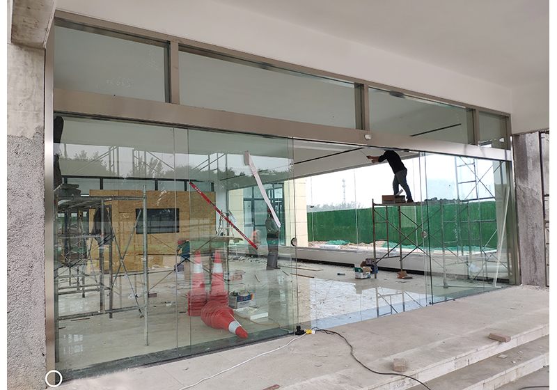济南玻璃门厂家：浴室安装玻璃门的优势和安装
