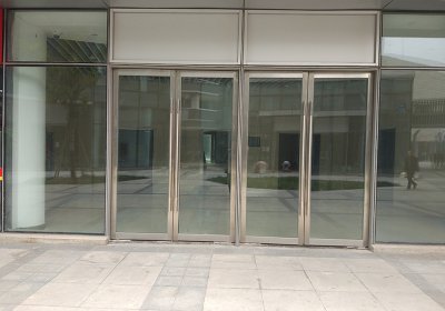 西客站绿地广场玻璃门安装案例